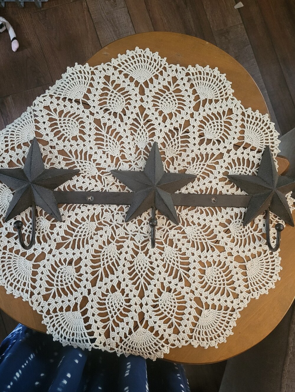 Metal wall-mounted decorative hook rack with three star designs